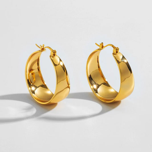 Realza tu estilo con nuestros pendientes chapados en oro de 18 quilates. Diseñados para añadir un toque de elegancia a cualquier look, estos pendientes ofrecen un brillo duradero y una sofisticación atemporal. Perfectos para cualquier ocasión, desde eventos especiales hasta tu día a día, son un imprescindible en tu colección de joyería.