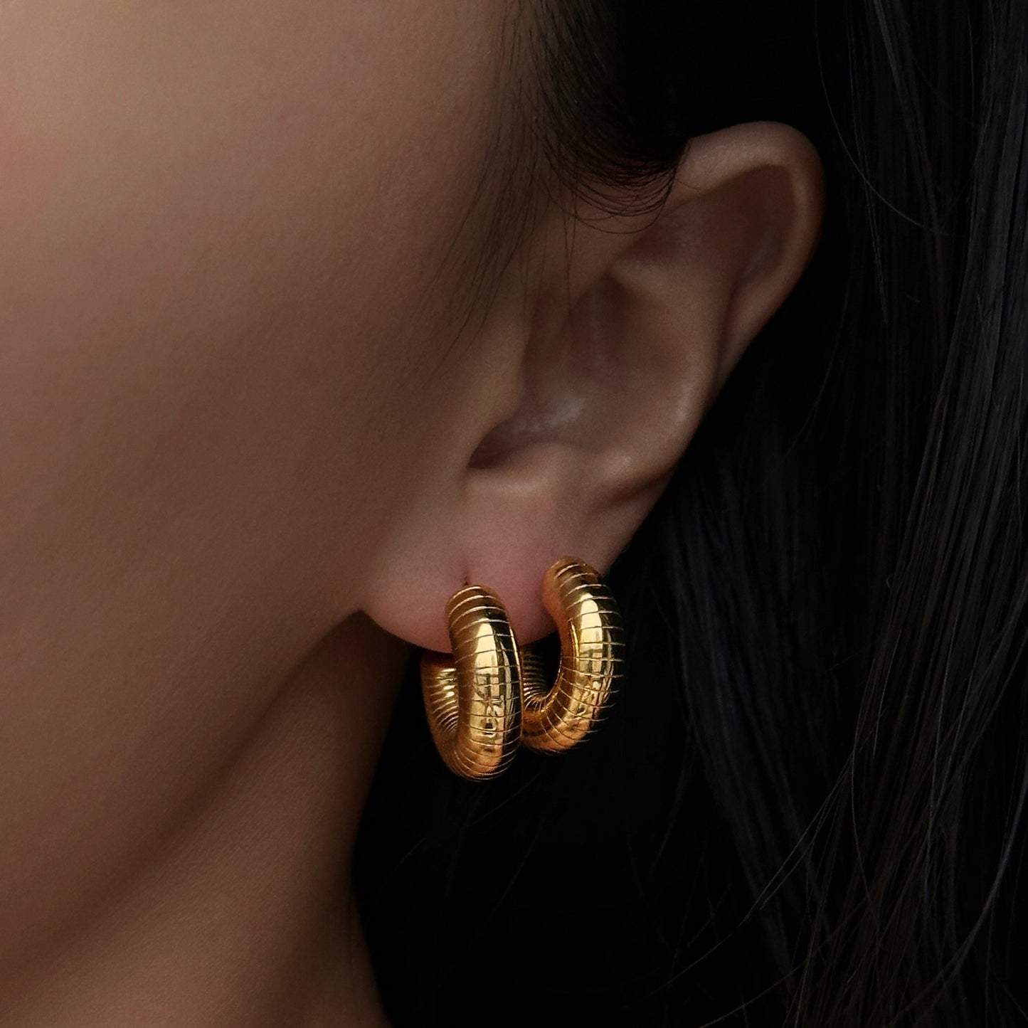 ✨ Pendientes Chapados en Oro 18k ✨ Descubre nuestros pendientes chapados en oro de 18 quilates, ideales para lucir elegante en cualquier ocasión. Con un brillo duradero y un diseño sofisticado, estos pendientes son perfectos tanto para eventos especiales como para el uso diario. Añade un toque de lujo y estilo a tu colección de joyería con estos elegantes pendientes chapados en oro.Regalo para mujer. Regalo original para chicas. Regalo para novia. Regalo para madres. Regalo para amigas. Regalo para hermanas
