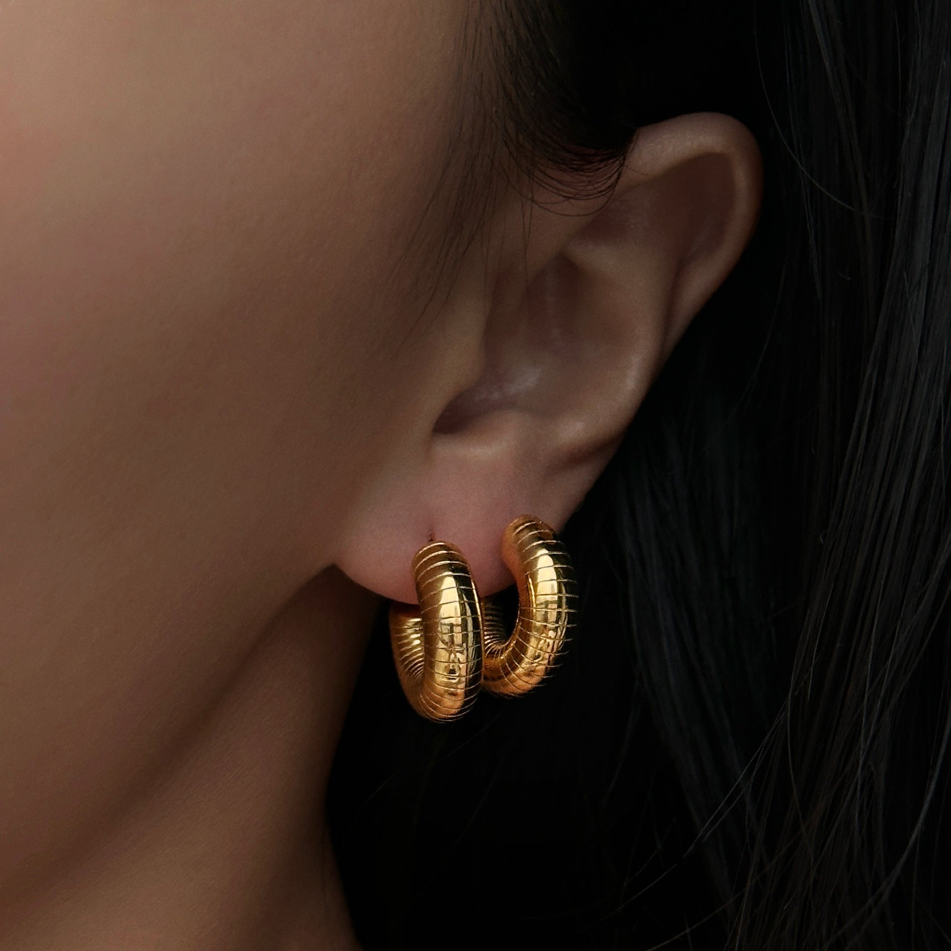 ✨ Pendientes Chapados en Oro 18k ✨ Descubre nuestros pendientes chapados en oro de 18 quilates, ideales para lucir elegante en cualquier ocasión. Con un brillo duradero y un diseño sofisticado, estos pendientes son perfectos tanto para eventos especiales como para el uso diario. Añade un toque de lujo y estilo a tu colección de joyería con estos elegantes pendientes chapados en oro.Regalo para mujer. Regalo original para chicas. Regalo para novia. Regalo para madres. Regalo para amigas. Regalo para hermanas