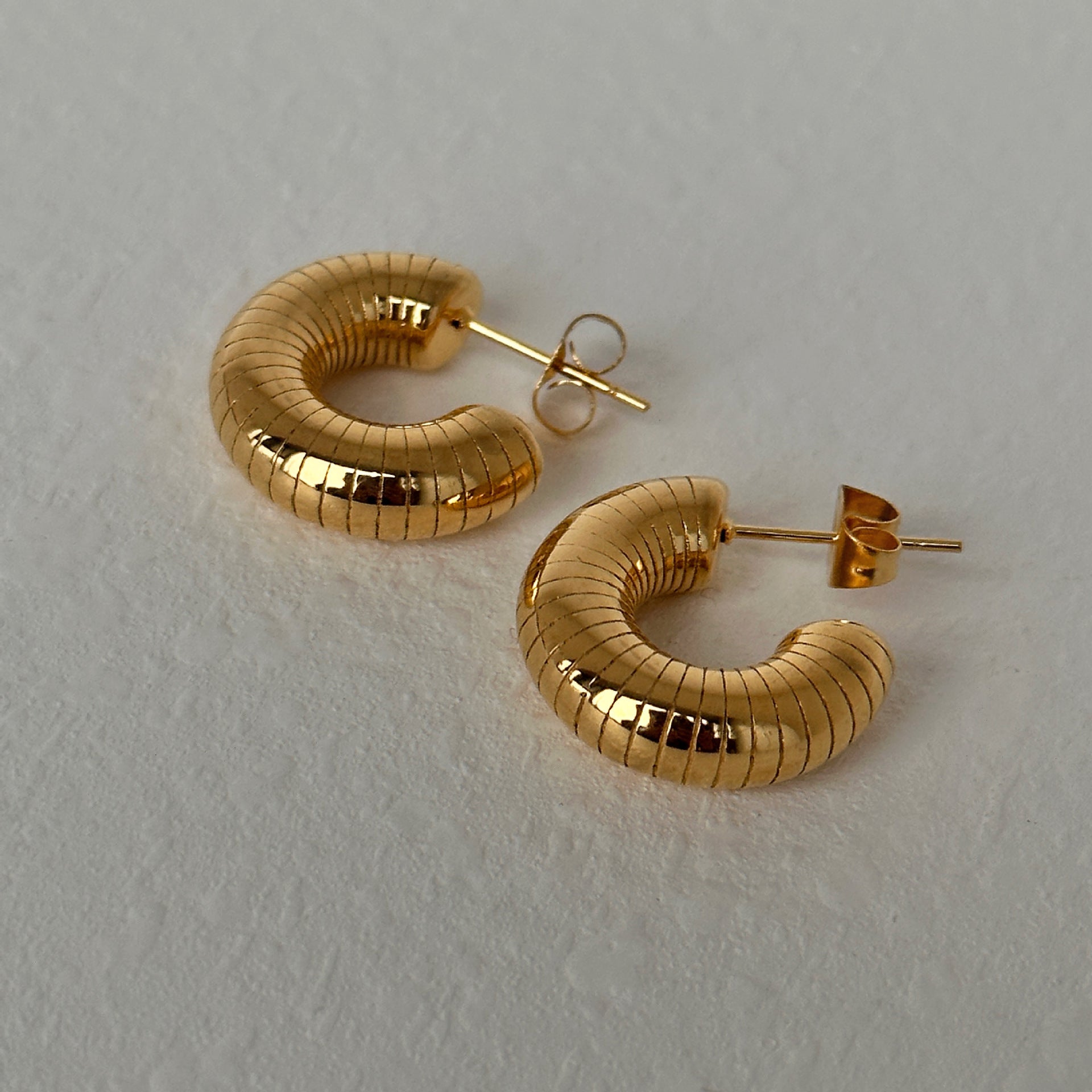 ✨ Pendientes Chapados en Oro 18k ✨ Descubre nuestros pendientes chapados en oro de 18 quilates, ideales para lucir elegante en cualquier ocasión. Con un brillo duradero y un diseño sofisticado, estos pendientes son perfectos tanto para eventos especiales como para el uso diario. Añade un toque de lujo y estilo a tu colección de joyería con estos elegantes pendientes chapados en oro.Regalo para mujer. Regalo original para chicas. Regalo para novia. Regalo para madres. Regalo para amigas. Regalo para hermanas