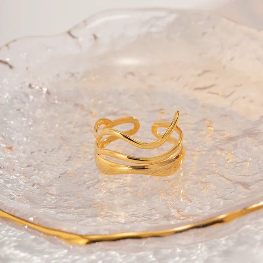 ✨ Anillo Ajustable Chapado en Oro 18k ✨  Disfruta de la elegancia con nuestro anillo ajustable chapado en oro de 18 quilates. Su diseño versátil se adapta cómodamente a cualquier dedo, ofreciendo un brillo duradero. Ideal para cualquier ocasión y fácil de combinar con otras joyas. ¡Un toque de lujo imprescindible para tu colección!