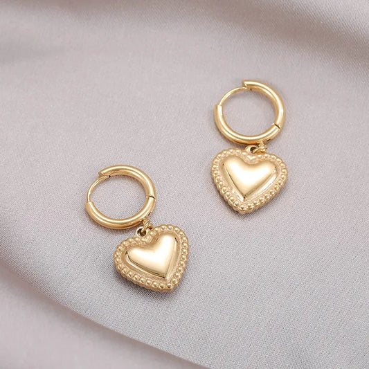 ✨ Pendientes Chapados en Oro 18k ✨ Descubre nuestros pendientes chapados en oro de 18 quilates, ideales para lucir elegante en cualquier ocasión. Con un brillo duradero y un diseño sofisticado, estos pendientes son perfectos tanto para eventos especiales como para el uso diario. Añade un toque de lujo y estilo a tu colección de joyería con estos elegantes pendientes chapados en oro.Regalo para mujer. Regalo original para chicas. Regalo para novia. Regalo para madres. Regalo para amigas. Regalo para hermanas