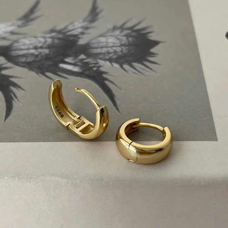 ✨ Pendientes Chapados en Oro 18k ✨ Descubre nuestros pendientes chapados en oro de 18 quilates, ideales para lucir elegante en cualquier ocasión. Con un brillo duradero y un diseño sofisticado, estos pendientes son perfectos tanto para eventos especiales como para el uso diario. Añade un toque de lujo y estilo a tu colección de joyería con estos elegantes pendientes chapados en oro.Regalo para mujer. Regalo original para chicas. Regalo para novia. Regalo para madres. Regalo para amigas. Regalo para hermanas