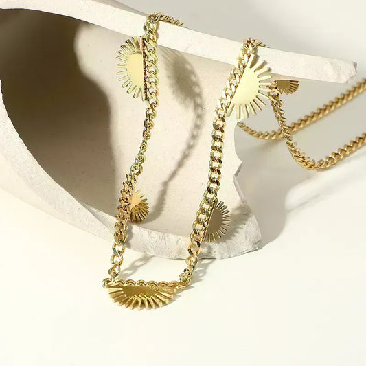 ✨ Collar Chapado en Oro 18k ✨  Descubre nuestro collar chapada en oro de 18 quilates, ideal para lucir elegante en cualquier ocasión. Con un brillo duradero y un diseño sofisticado, este collar es perfecta tanto para eventos especiales como para uso diario. Añade un toque de lujo a tu colección de joyería con este collar chapado en oro. Regalo para mujer. Regalo original para chicas. Regalo para novia