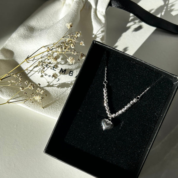 ✨Collar de plata de 1ªley✨ Descubre nuestro collar de plata de 1ªley, ideal para lucir elegante en cualquier ocasión. Con un brillo duradero y un diseño sofisticado, este collar es perfecto tanto para eventos especiales como para uso diario. Añade un toque de lujo a tu colección de joyería con este collar de plata de 1ª ley.