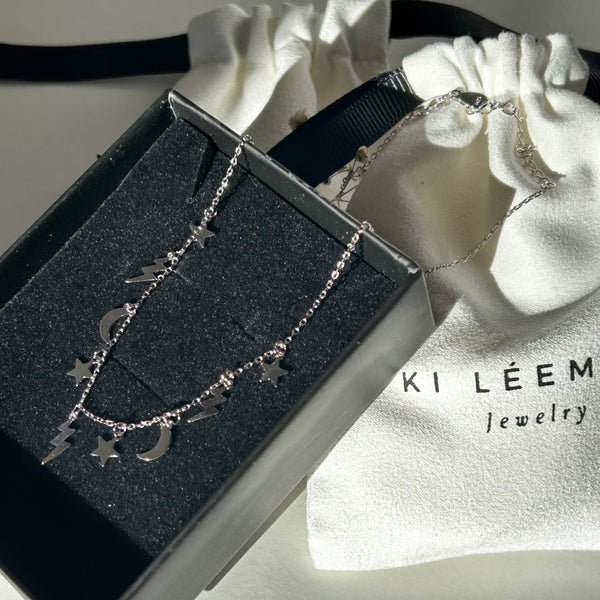 ✨Collar de plata de 1ªLey✨ Descubre nuestro collar de plata de 1ªLey, ideal para lucir elegante en cualquier ocasión. Con un brillo duradero y un diseño sofisticado, este collar es perfecto tanto para eventos especiales como para uso diario. Añade un toque de lujo a tu colección de joyería con este collar de plata de 1ªLey.