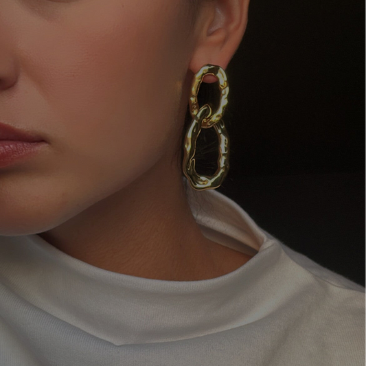 ✨ Pendientes Chapados en Oro 18k ✨  Luce elegante con nuestros pendientes chapados en oro de 18 quilates. Con un brillo duradero y un diseño sofisticado, estos pendientes son perfectos para cualquier ocasión. Ideales para eventos especiales y uso diario. ¡Añade estos pendientes de oro a tu colección de joyería y destaca con estilo!