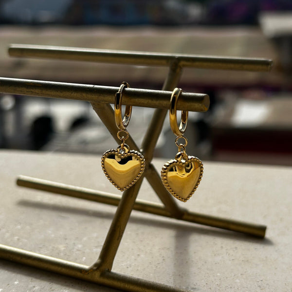 ✨ Pendientes Chapados en Oro 18k ✨ Descubre nuestros pendientes chapados en oro de 18 quilates, ideales para lucir elegante en cualquier ocasión. Con un brillo duradero y un diseño sofisticado, estos pendientes son perfectos tanto para eventos especiales como para el uso diario. Añade un toque de lujo y estilo a tu colección de joyería con estos elegantes pendientes chapados en oro.Regalo para mujer. Regalo original para chicas. Regalo para novia. Regalo para madres. Regalo para amigas. Regalo para hermanas