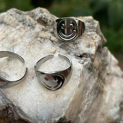 ¡Claro, vamos a mejorarlo! ✨ Anillo Ajustable ✨ Luce sofisticada con nuestro anillo ajustable. Elegante y cómodo, se adapta perfectamente a cualquier dedo. Ideal para todas las ocasiones y perfecto para combinar con otras joyas. ¡Añade un toque de lujo a tu estilo diario!