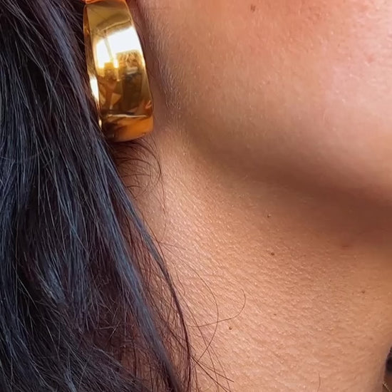 Realza tu estilo con nuestros pendientes chapados en oro de 18 quilates. Diseñados para añadir un toque de elegancia a cualquier look, estos pendientes ofrecen un brillo duradero y una sofisticación atemporal. Perfectos para cualquier ocasión, desde eventos especiales hasta tu día a día, son un imprescindible en tu colección de joyería.
